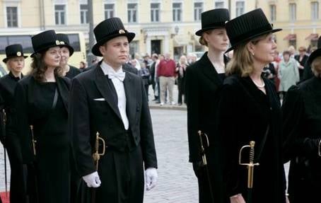 В Фінляндії кожному, хто отримав ступінь доктора в Фінляндії, вручають циліндр і меч.